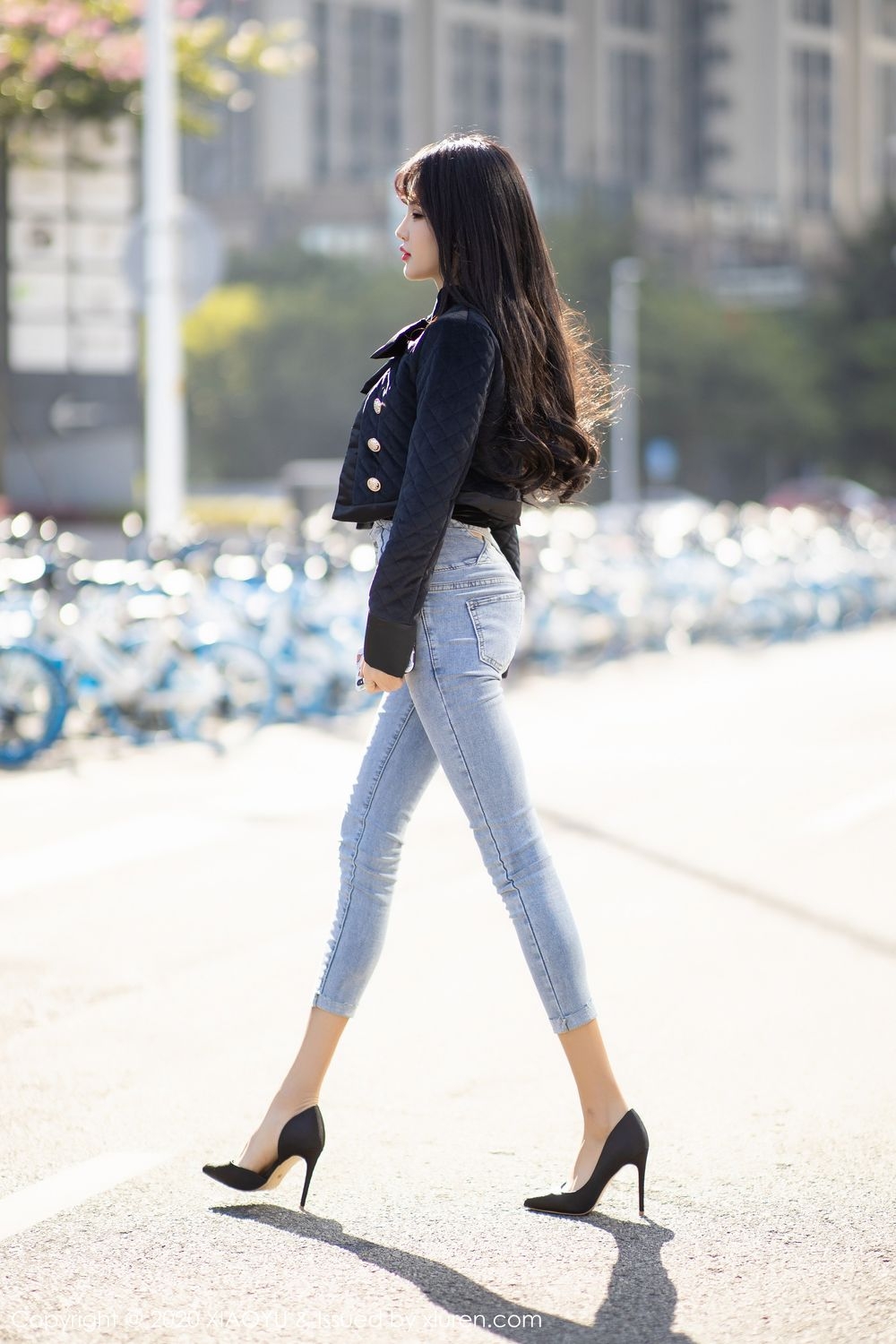 街拍头条女神翘臀丰乳大长腿极品绝色诱惑美女私拍