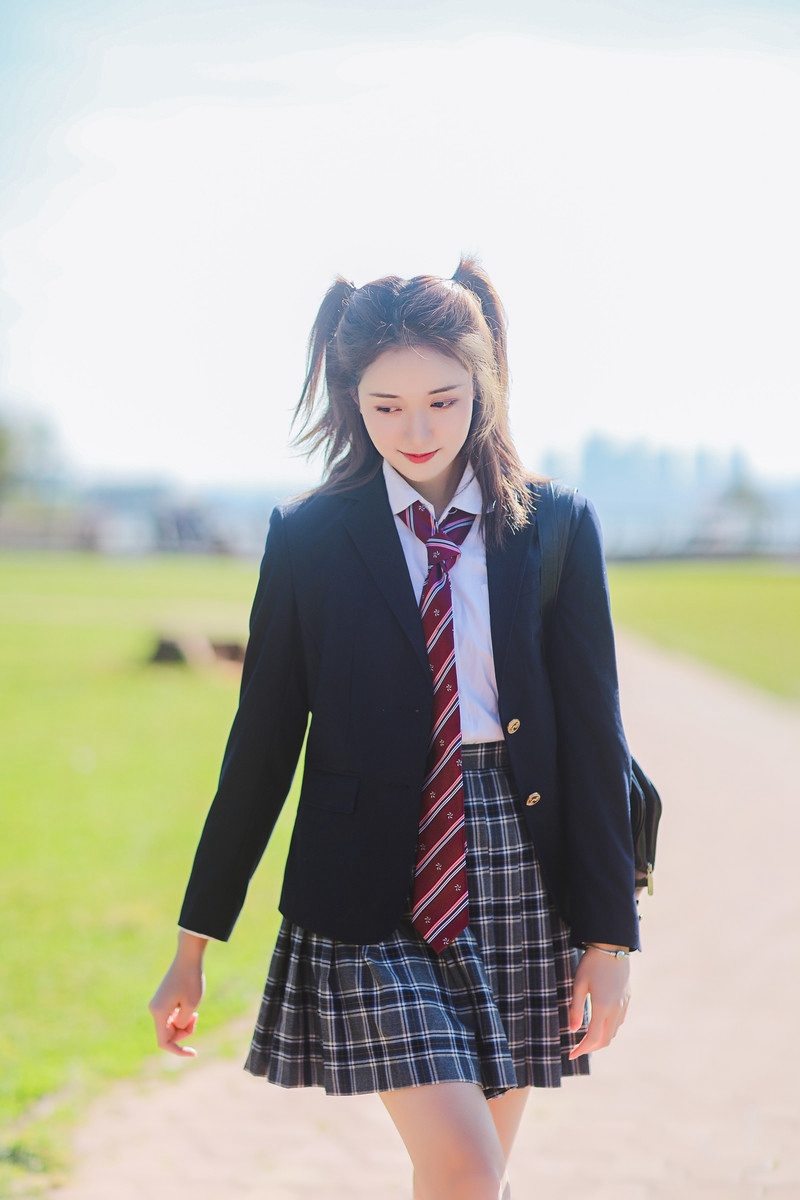 街拍头条女神翘臀丰乳大长腿极品绝色诱惑美女私拍