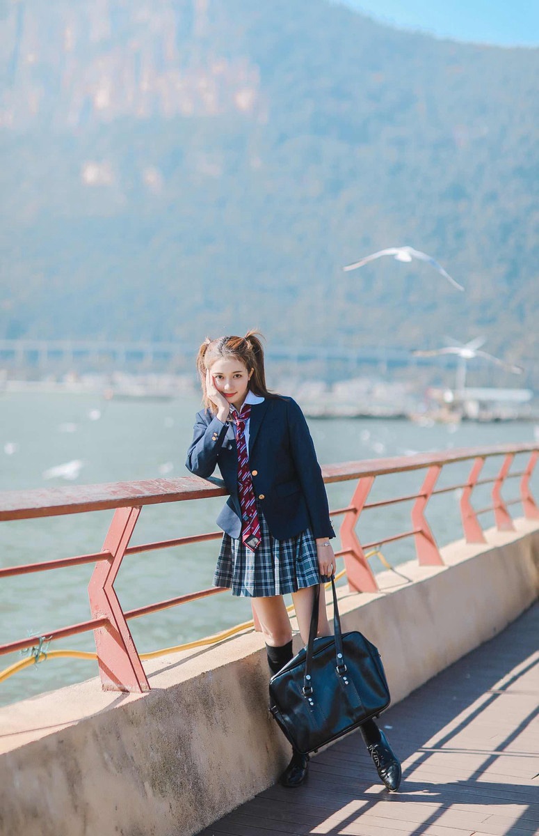街拍头条女神翘臀丰乳大长腿极品绝色诱惑美女私拍