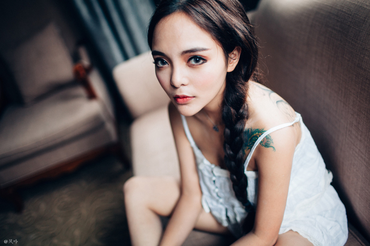 眼睛很漂亮的纹身混血美女