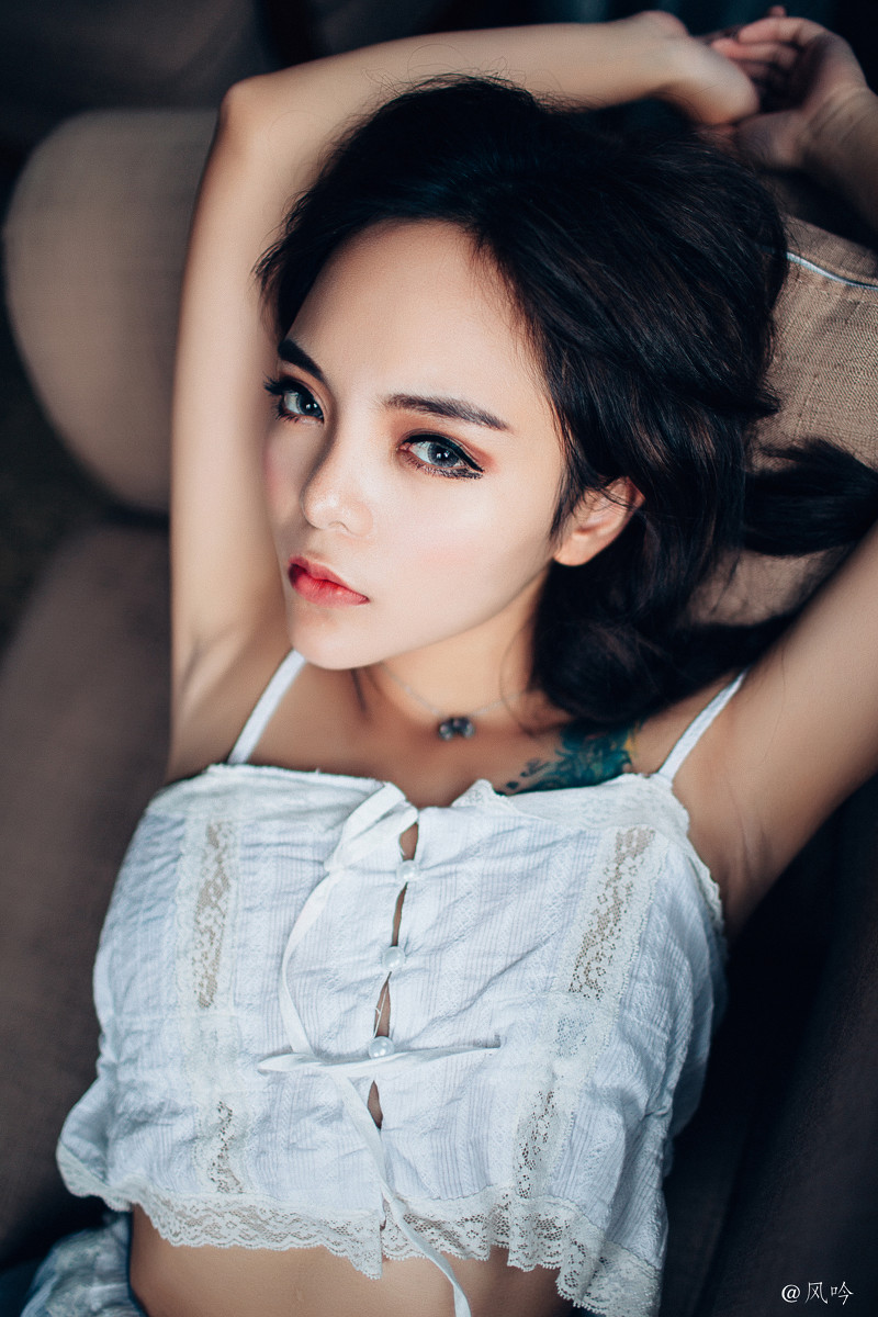 眼睛很漂亮的纹身混血美女