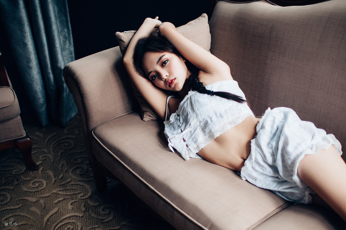 眼睛很漂亮的纹身混血美女