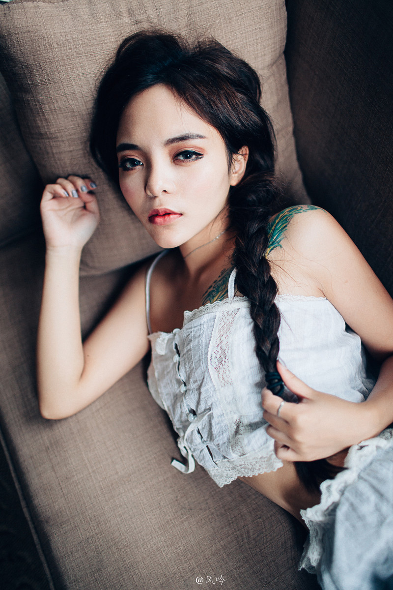 眼睛很漂亮的纹身混血美女