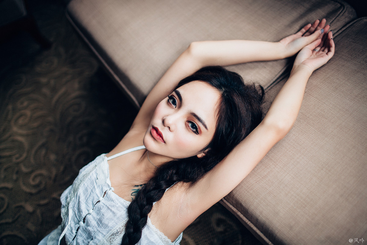 眼睛很漂亮的纹身混血美女