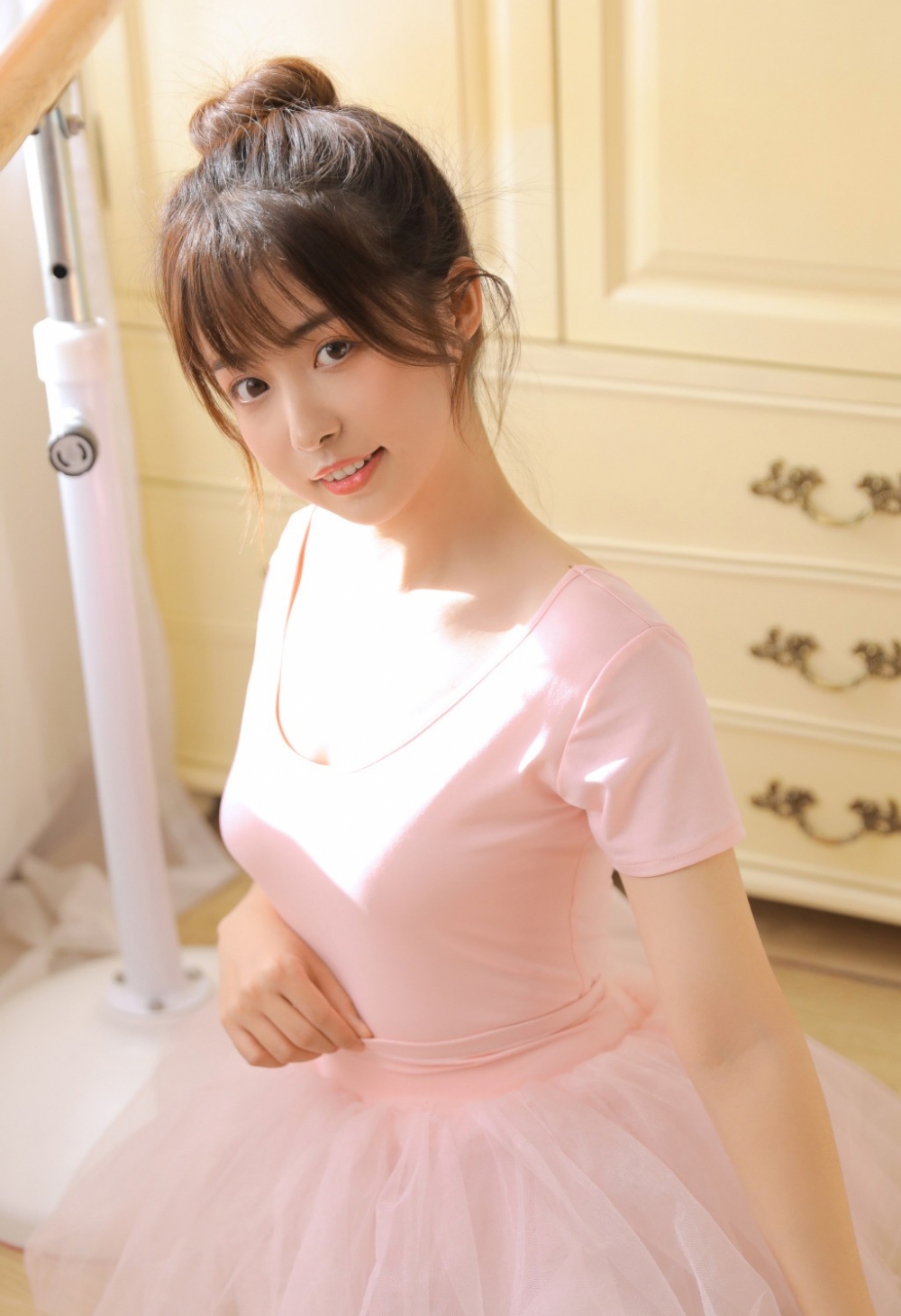 粉嫩舞蹈美女文艺气质酥胸美背性感私人拍摄写真图片