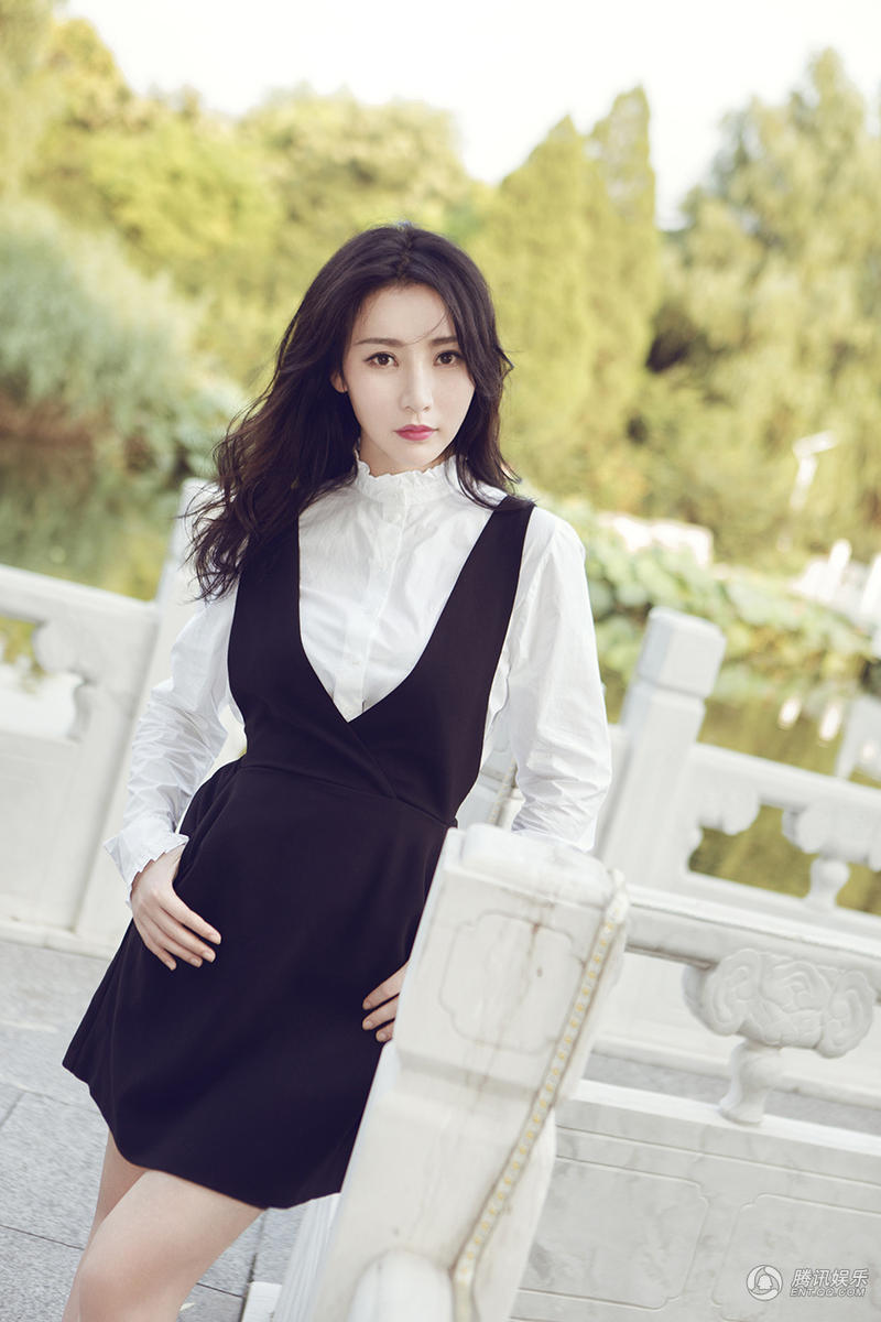 柳岩秋日写真 随性俏皮少女感零压力