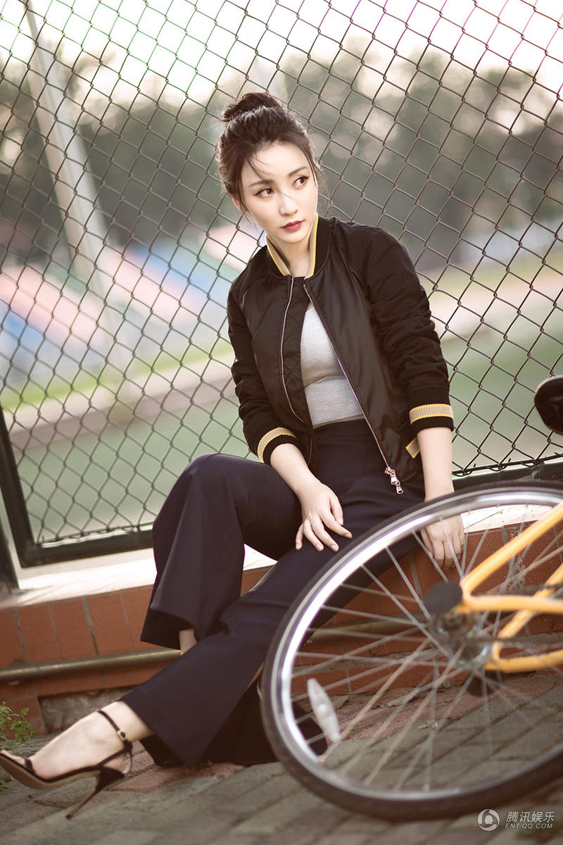 柳岩秋日写真 随性俏皮少女感零压力