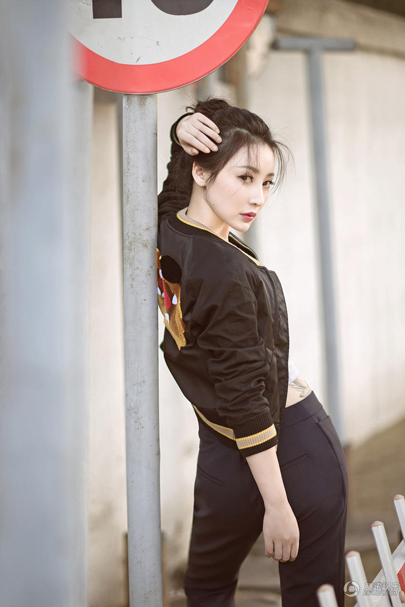 柳岩秋日写真 随性俏皮少女感零压力