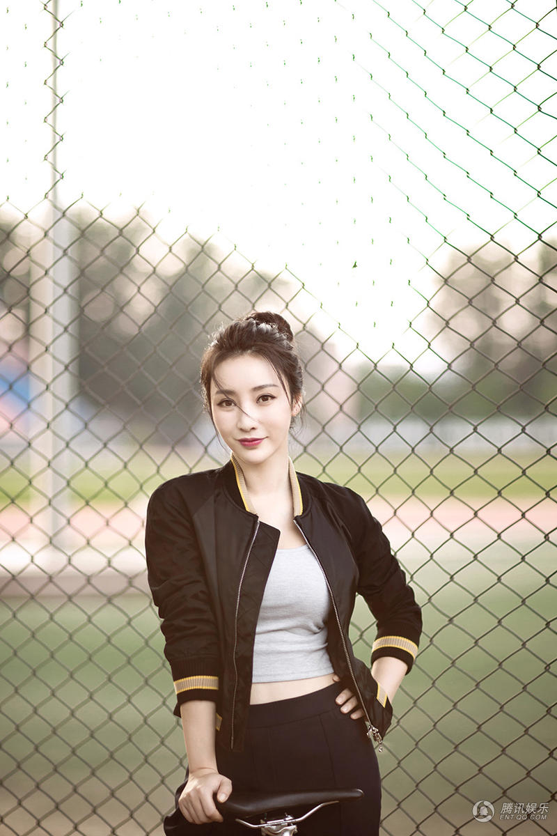 柳岩秋日写真 随性俏皮少女感零压力