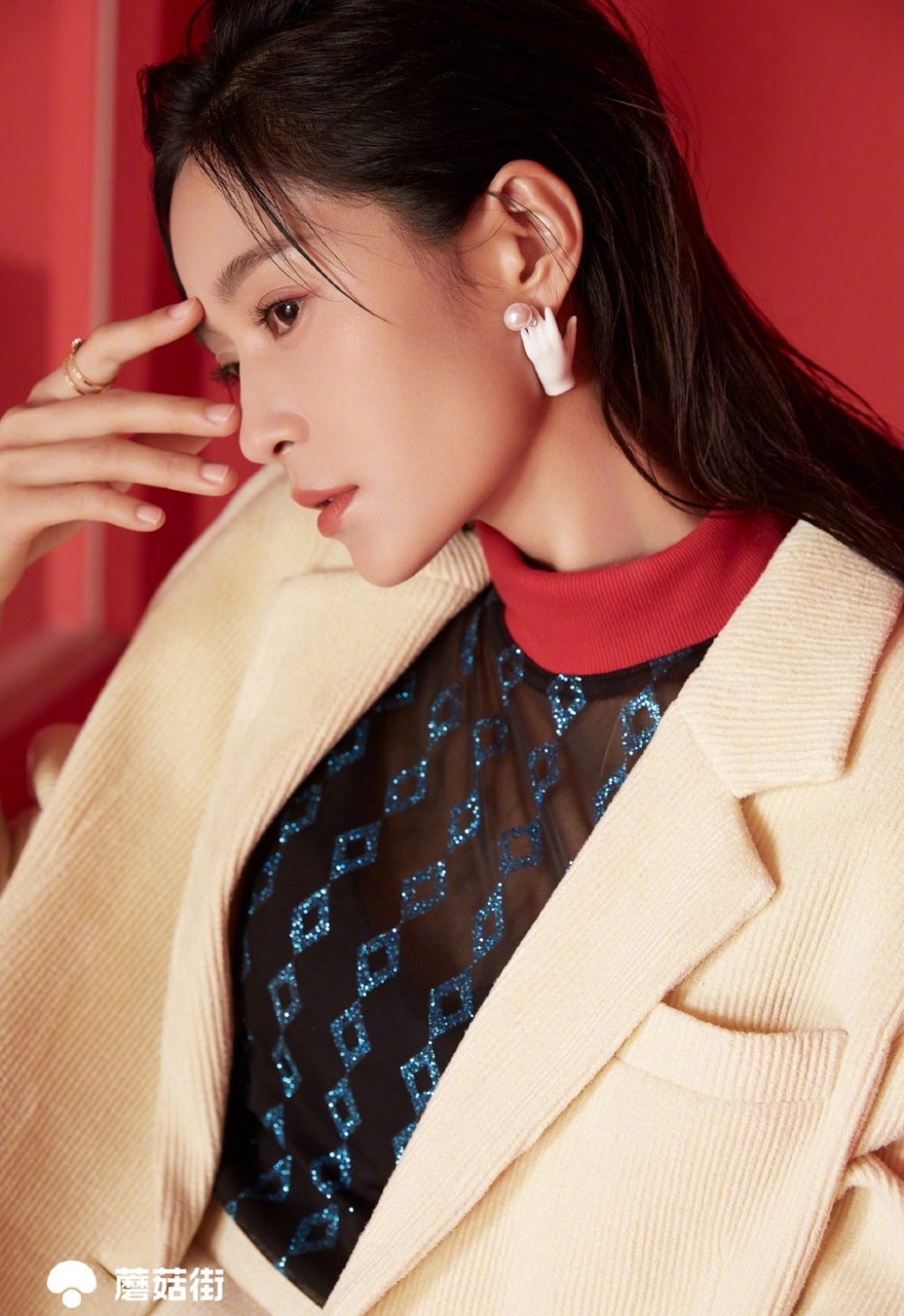 精致西装美女王媛可干练服饰长腿火辣写真图片