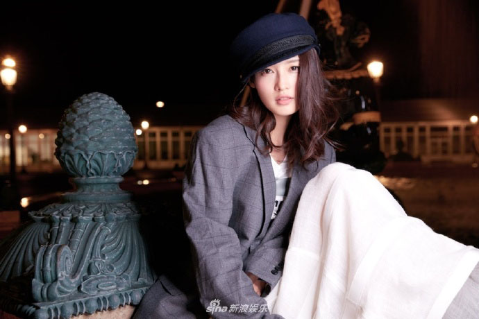 李沁一组冬日写真 巴黎上演“落跑公主”