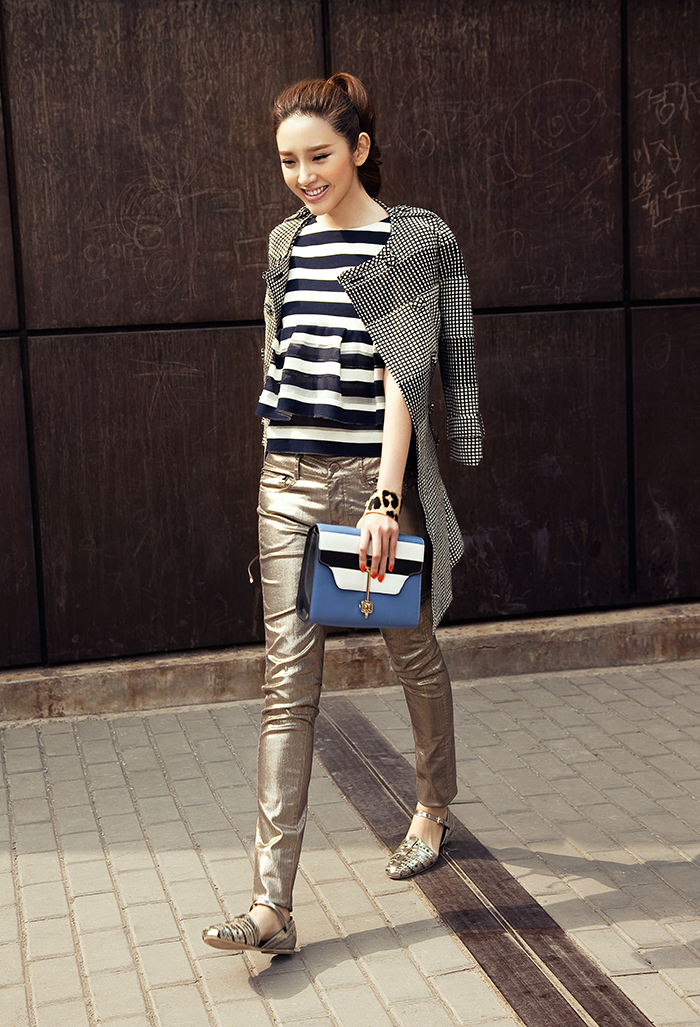 唐艺昕街拍图片 人气新宠时髦换装