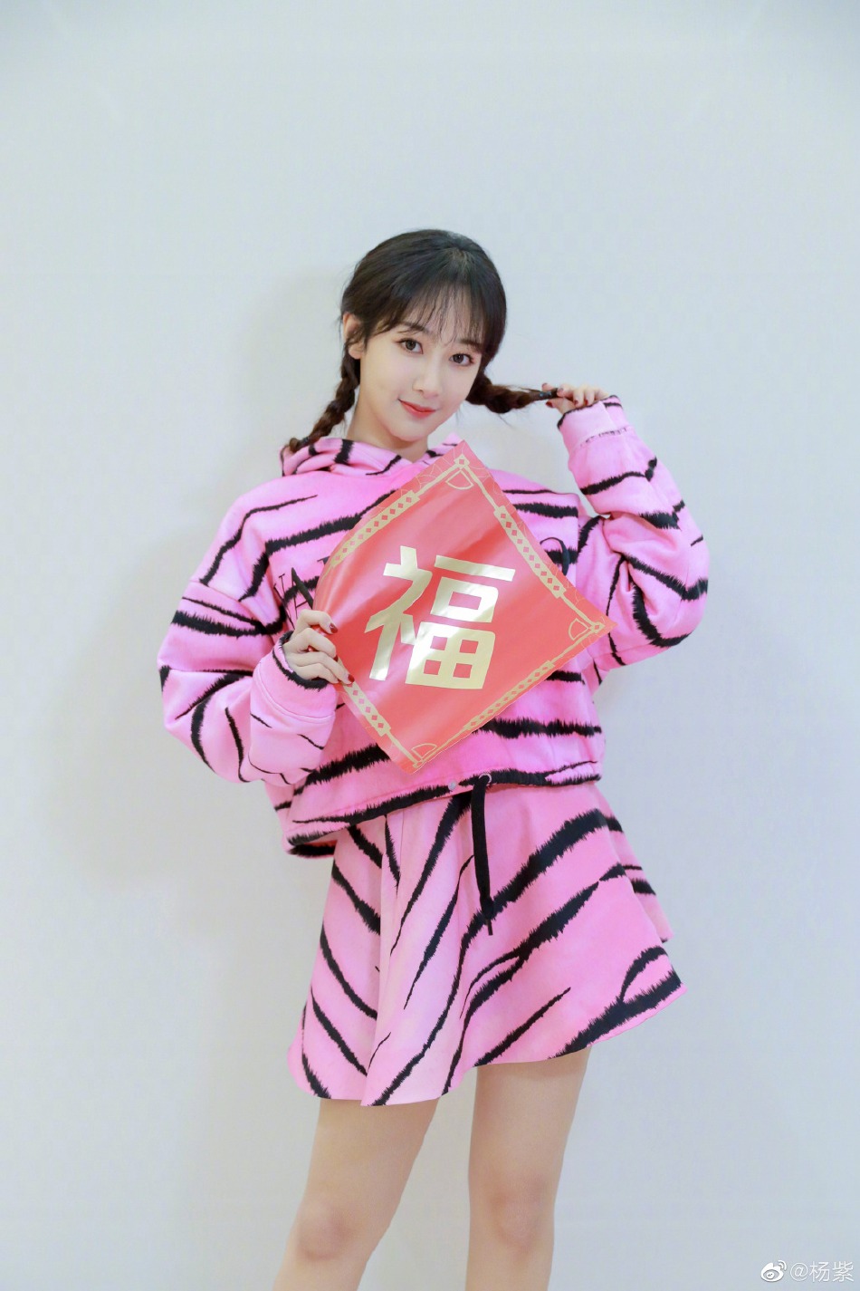 杨紫麻花辫造型少女感十足写真