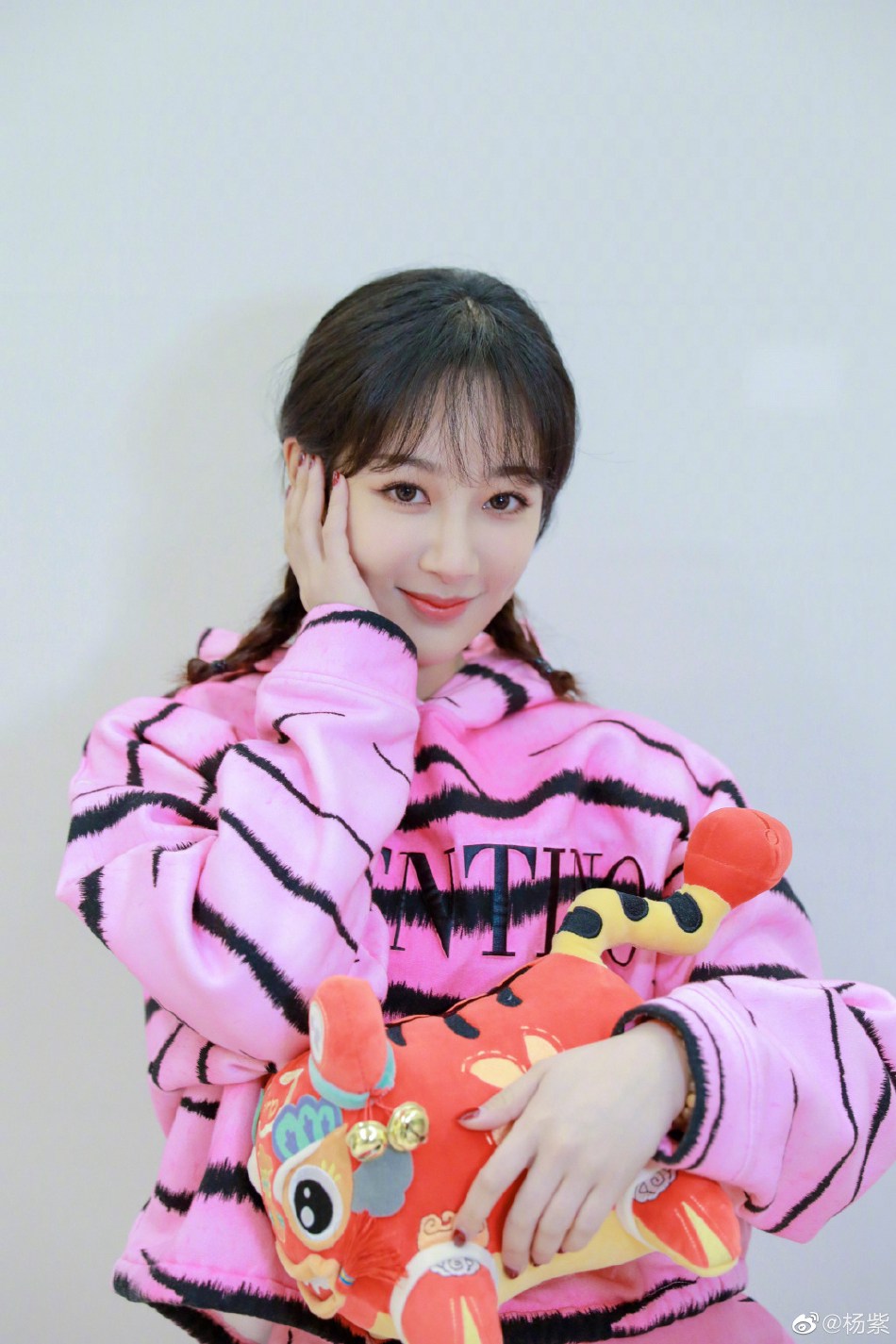 杨紫麻花辫造型少女感十足写真