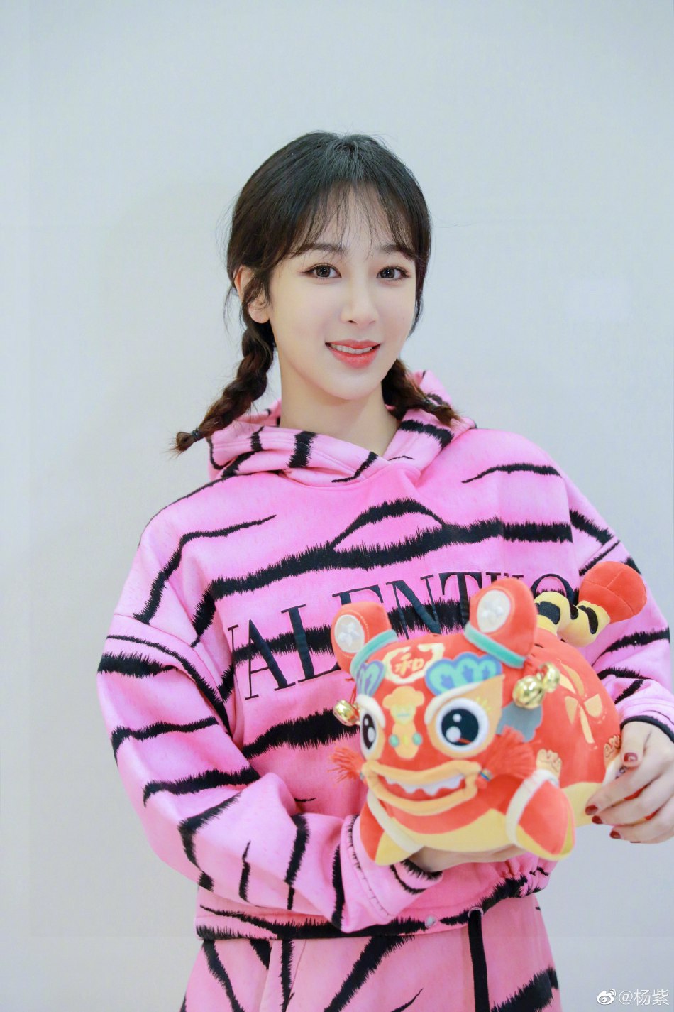 杨紫麻花辫造型少女感十足写真