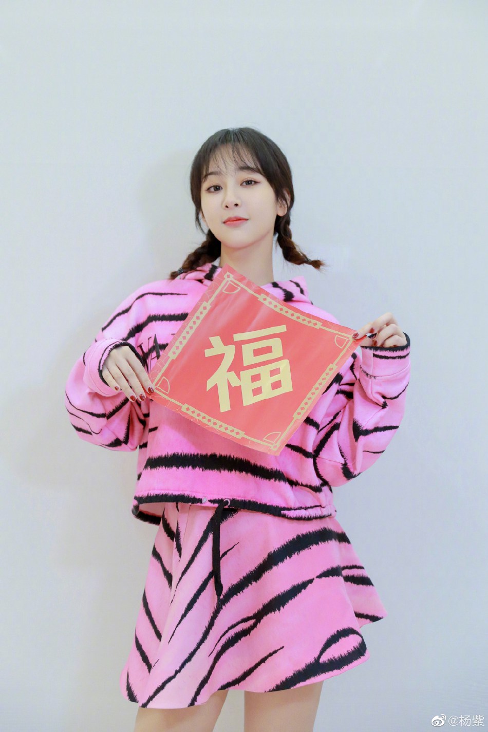 杨紫麻花辫造型少女感十足写真