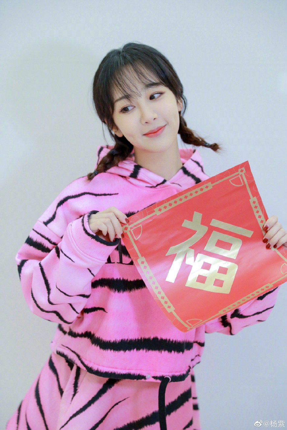 杨紫麻花辫造型少女感十足写真