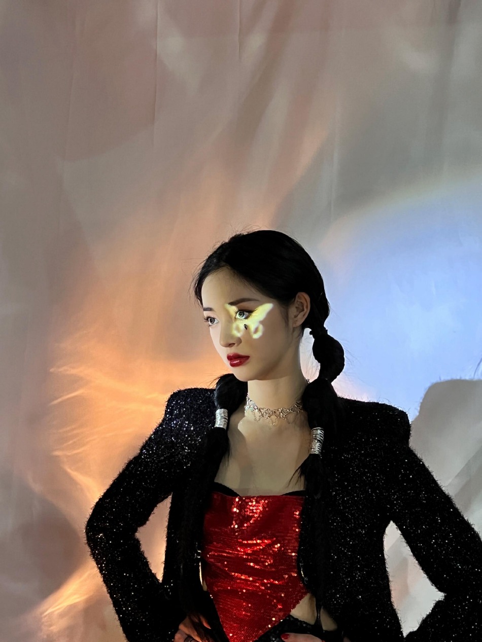 周洁琼闪光落泪妆又美又飒写真