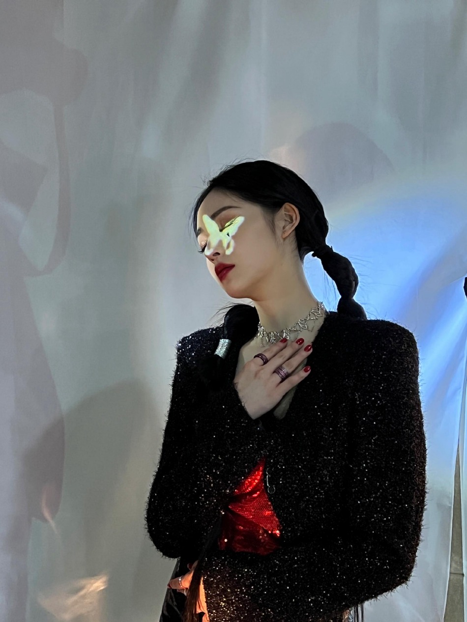 周洁琼闪光落泪妆又美又飒写真