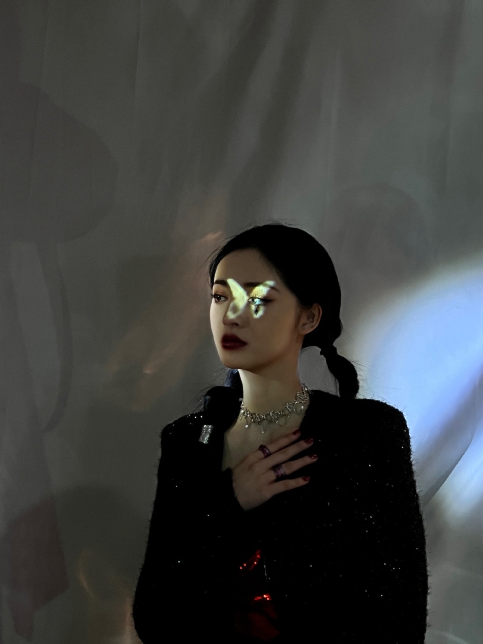 周洁琼闪光落泪妆又美又飒写真