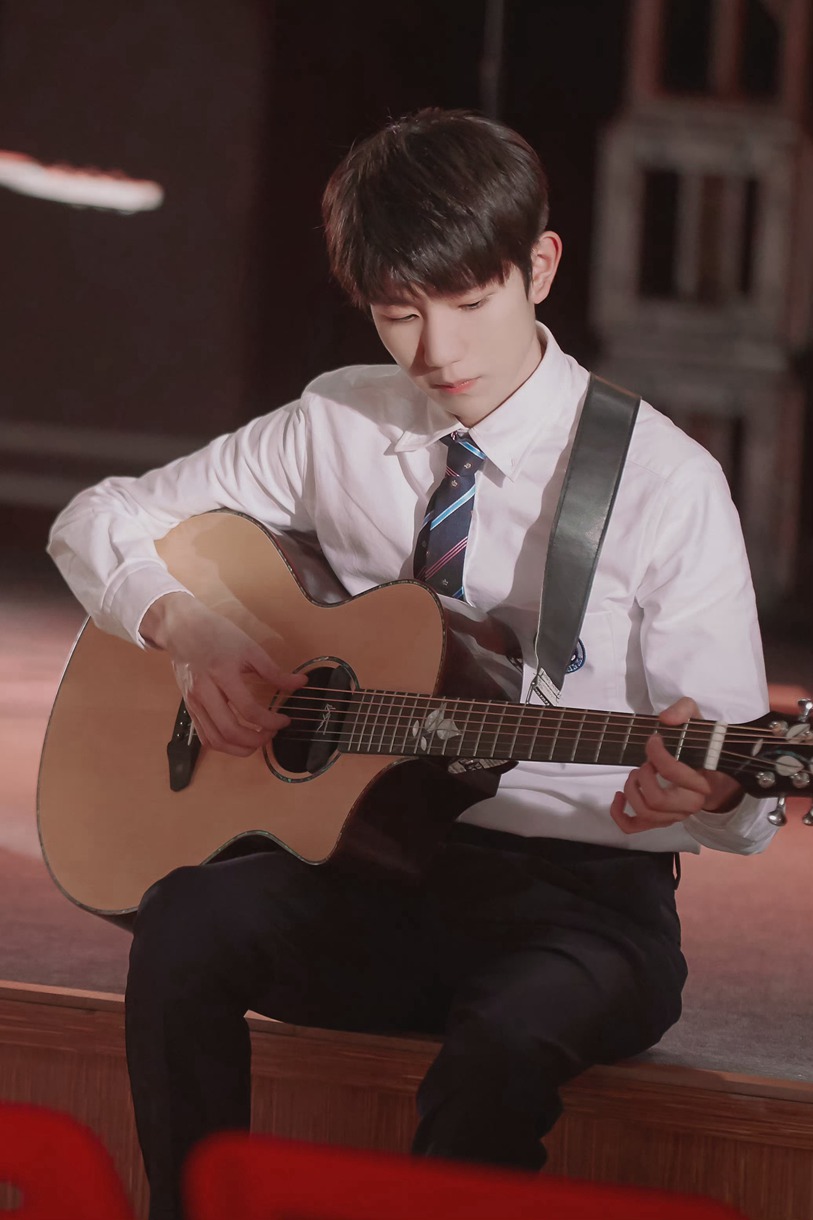 王源灿烂灿烂校服路透邻家学长氛围满分