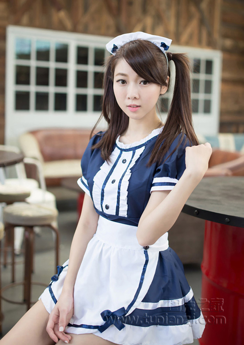 清纯可爱女生女仆装 嘟嘴卖萌显俏皮