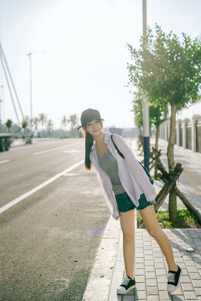 阳光下的牛仔短裤清纯女孩