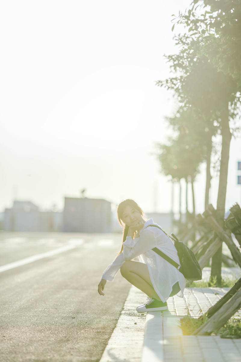 阳光下的牛仔短裤清纯女孩