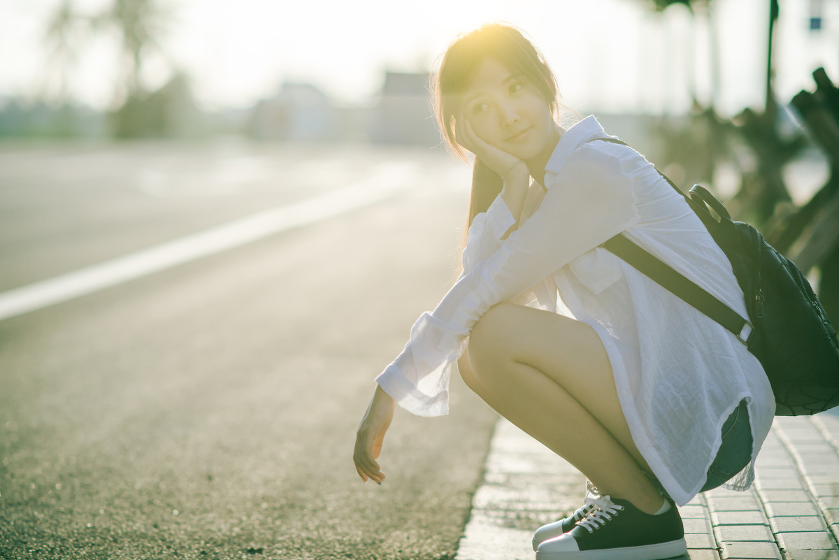 阳光下的牛仔短裤清纯女孩