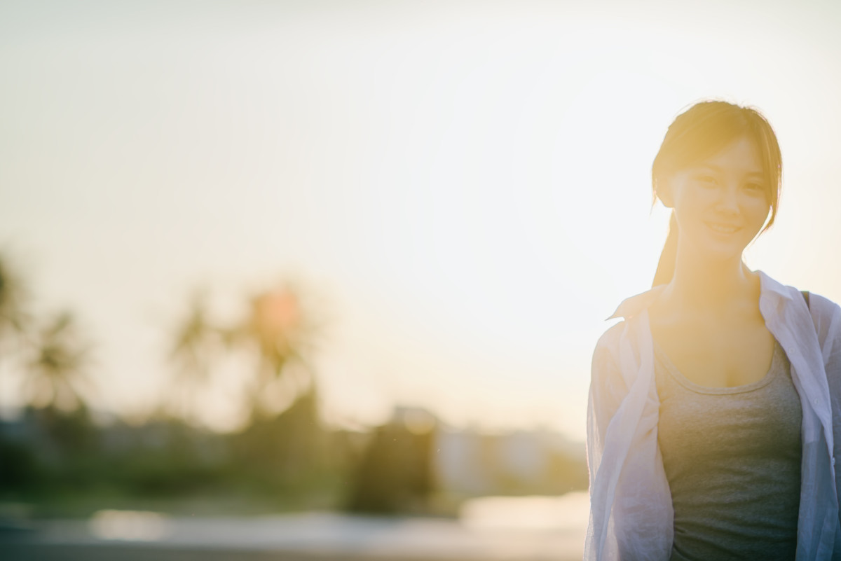阳光下的牛仔短裤清纯女孩