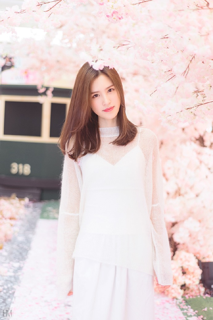 90后少女甜美清纯粉嫩模特养眼自然写真图片