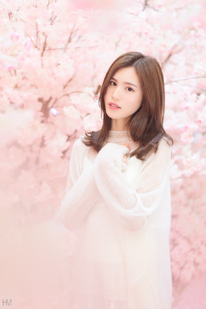 90后少女甜美清纯粉嫩模特养眼自然写真图片