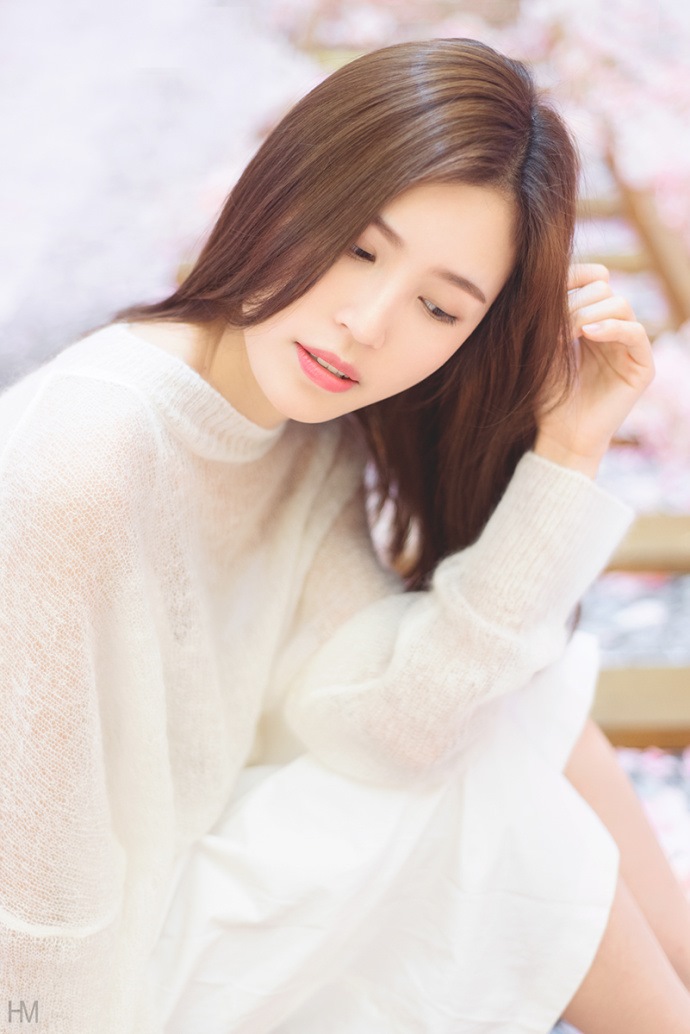 90后少女甜美清纯粉嫩模特养眼自然写真图片