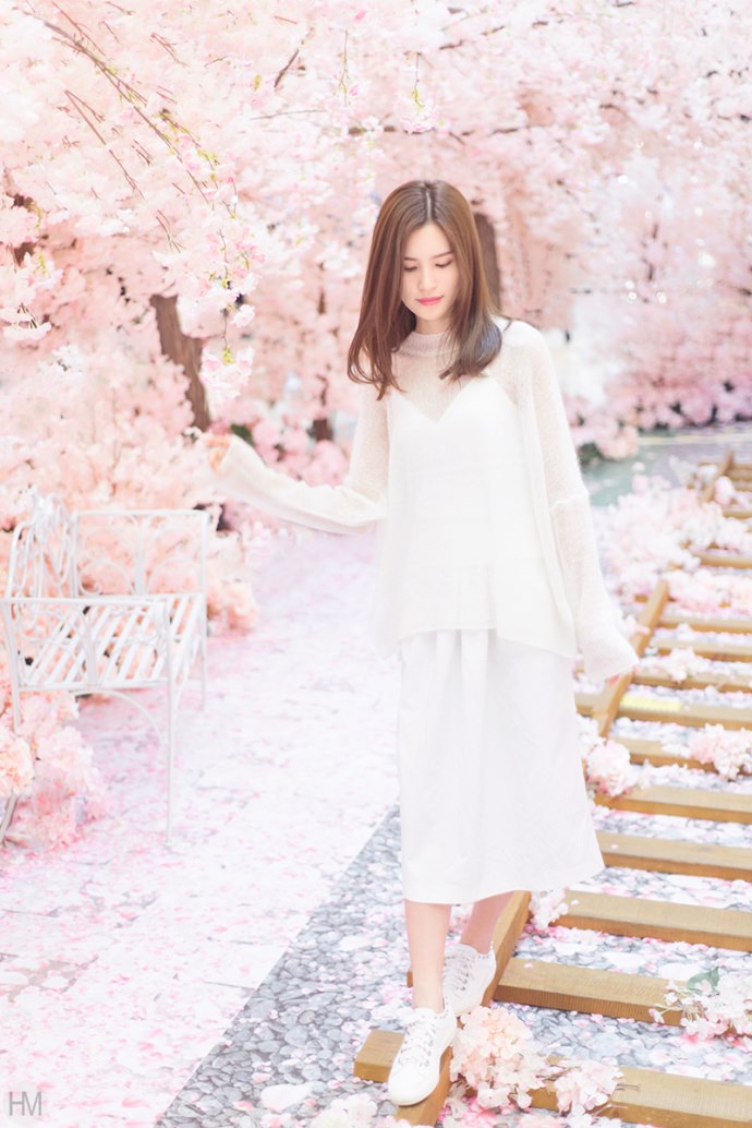 90后少女甜美清纯粉嫩模特养眼自然写真图片