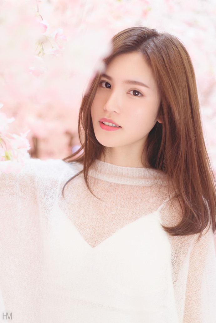 90后少女甜美清纯粉嫩模特养眼自然写真图片