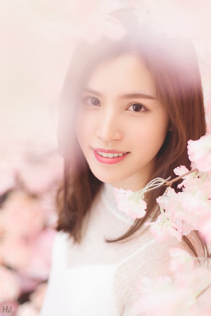 90后少女甜美清纯粉嫩模特养眼自然写真图片