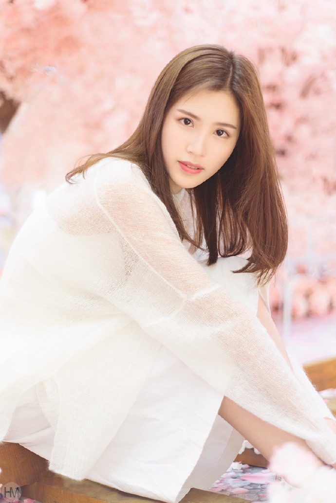 90后少女甜美清纯粉嫩模特养眼自然写真图片