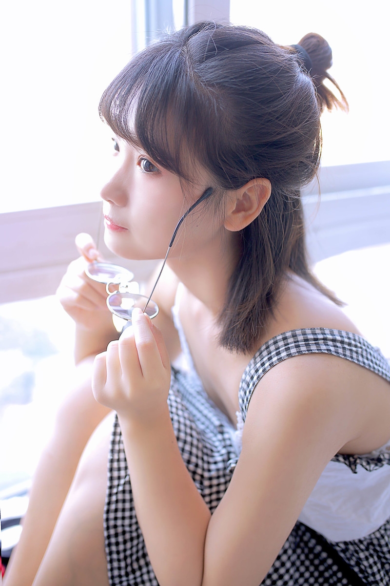 童颜萝莉甜美粉颊可爱室内个人写真