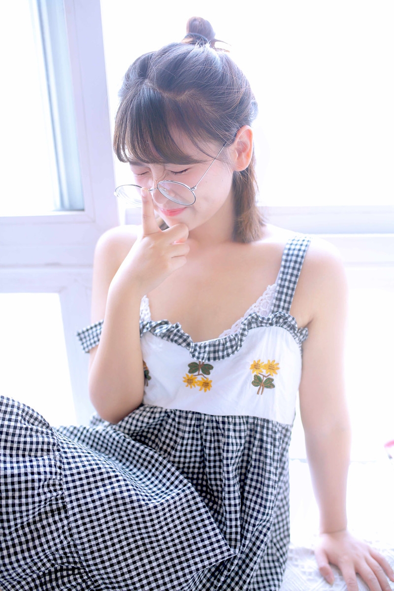 童颜萝莉甜美粉颊可爱室内个人写真