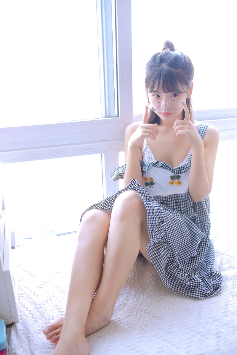 童颜萝莉甜美粉颊可爱室内个人写真