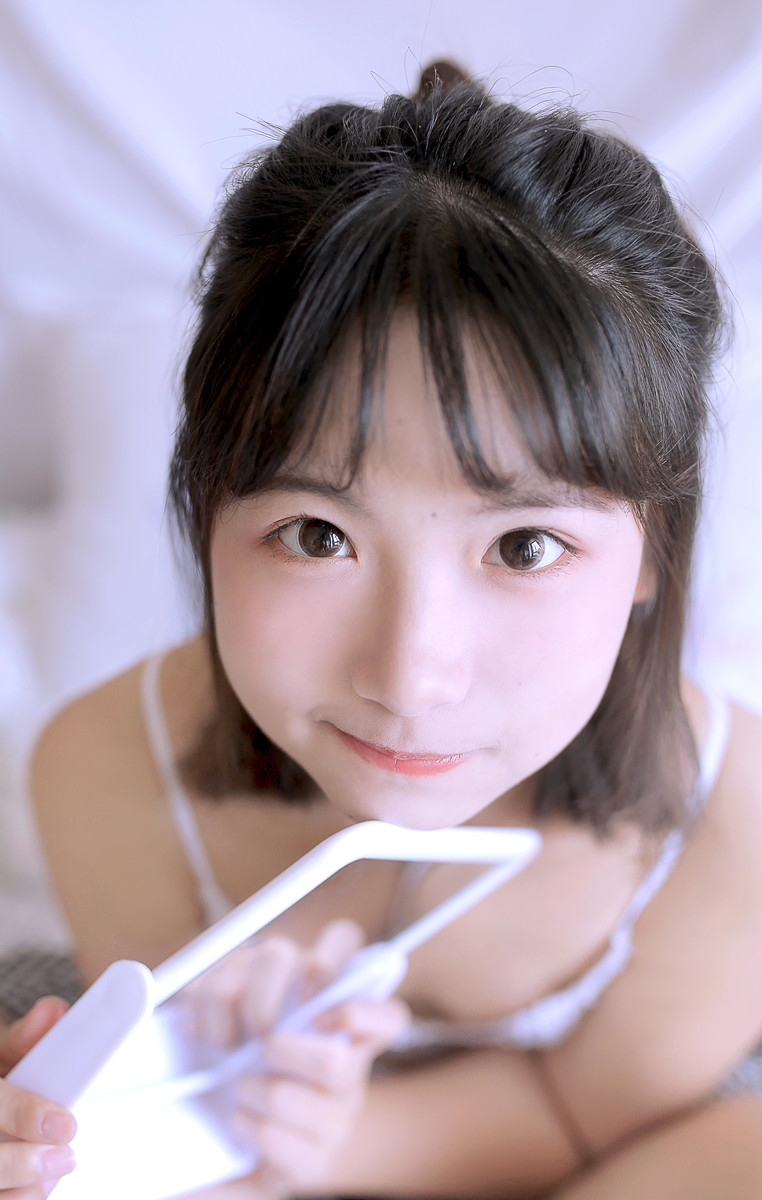 童颜萝莉甜美粉颊可爱室内个人写真