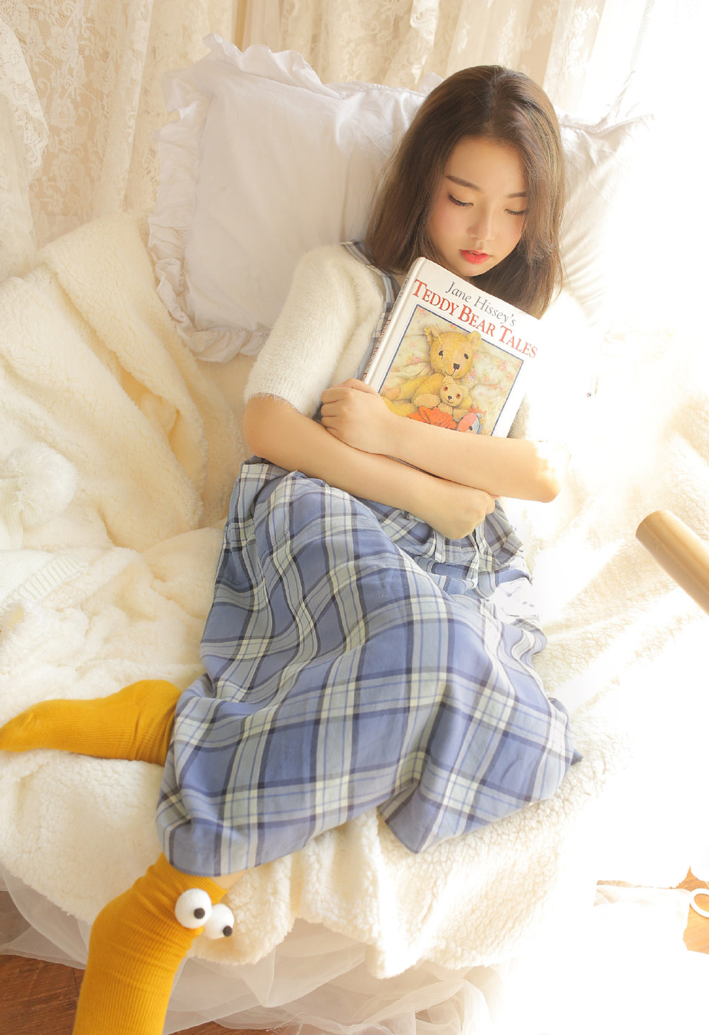 邻家素人美女长腿白丝娴静媚态雅趣情操丝袜写真