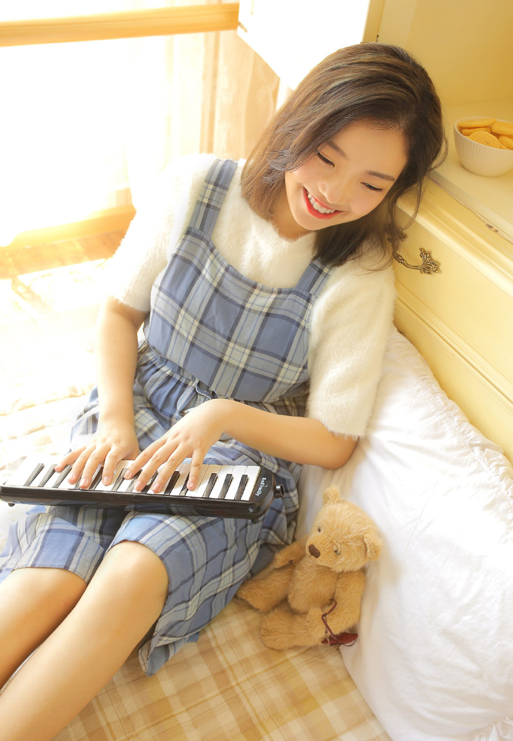 邻家素人美女长腿白丝娴静媚态雅趣情操丝袜写真