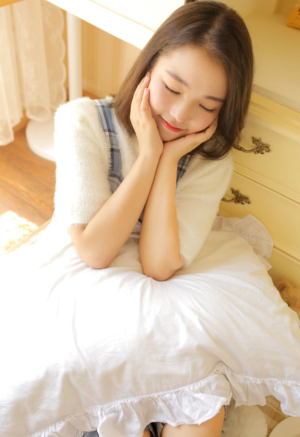 邻家素人美女长腿白丝娴静媚态雅趣情操丝袜写真