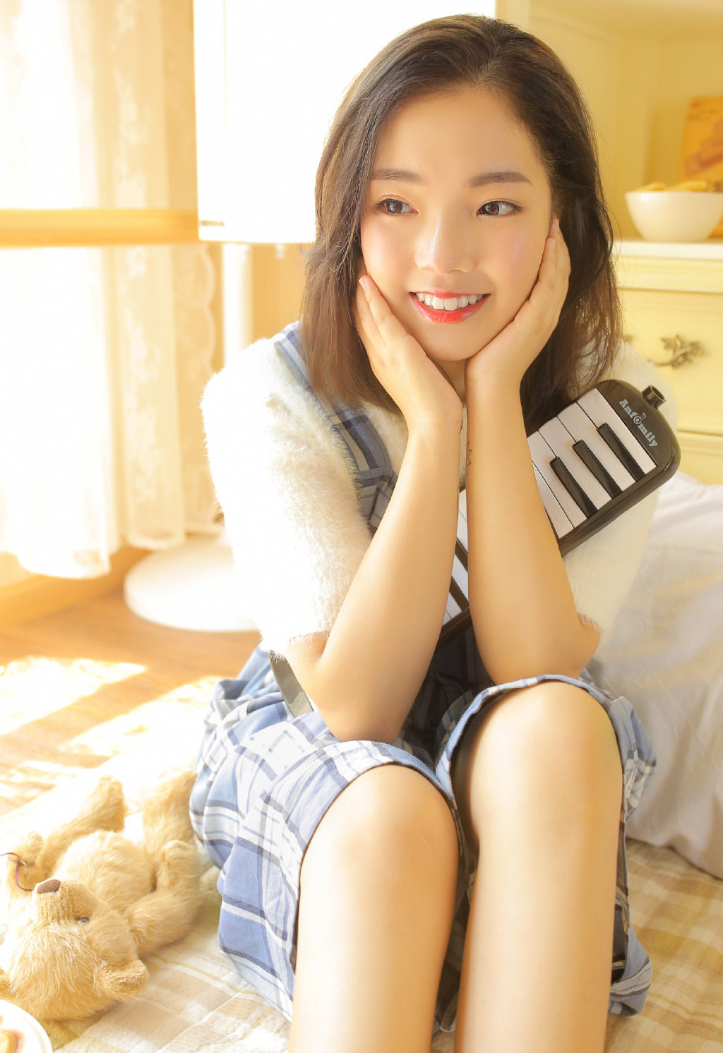 邻家素人美女长腿白丝娴静媚态雅趣情操丝袜写真