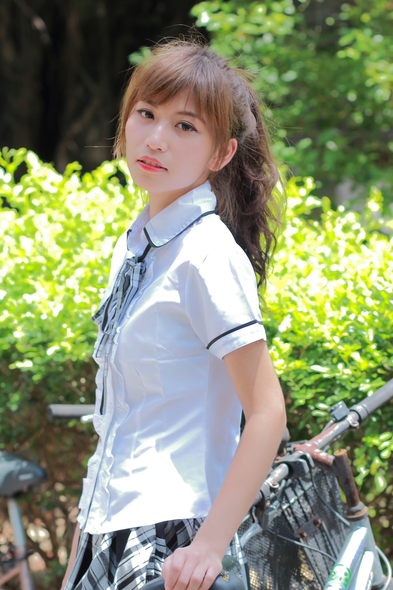 邻家素人美女长腿白丝娴静媚态雅趣情操丝袜写真