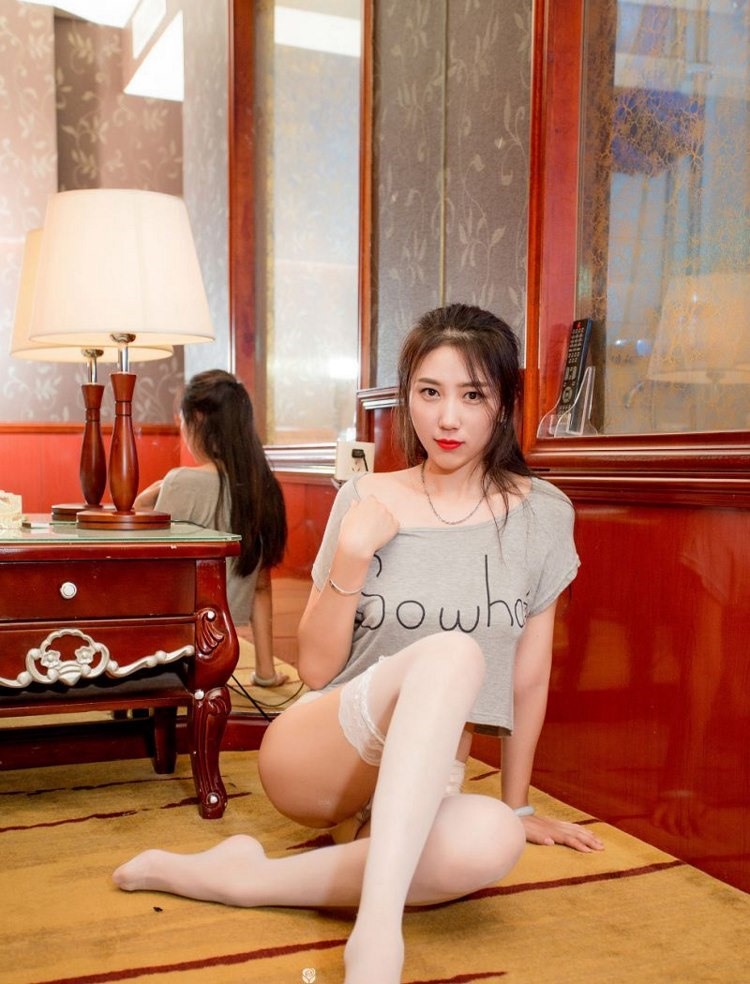 邻家素人美女长腿白丝娴静媚态雅趣情操丝袜写真