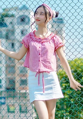 红衣性感长腿丝袜女孩 酥胸半露魅惑诱人