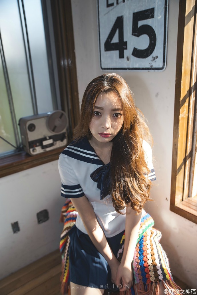 漂亮娃娃脸美女李梓熙美腿玉足酥胸翘臀美女写真