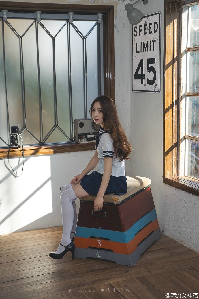 漂亮娃娃脸美女李梓熙美腿玉足酥胸翘臀美女写真